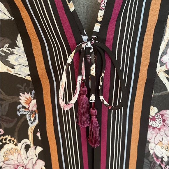 White House Black Market Floral Tassel Kimino - Picture 4 of 8